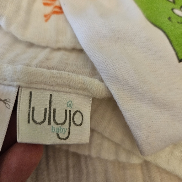 2 muslin swaddling blankets and one excellent condition munch mitt. - Picture 3 of 3